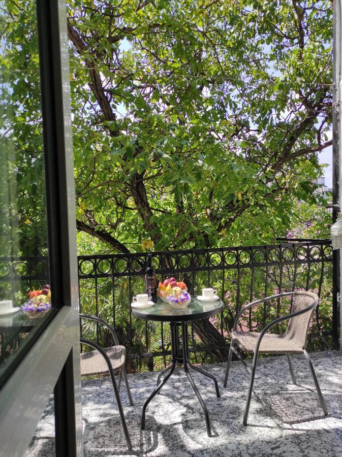 Tranquil Apartment In Vake Tbilisi Exteriör bild